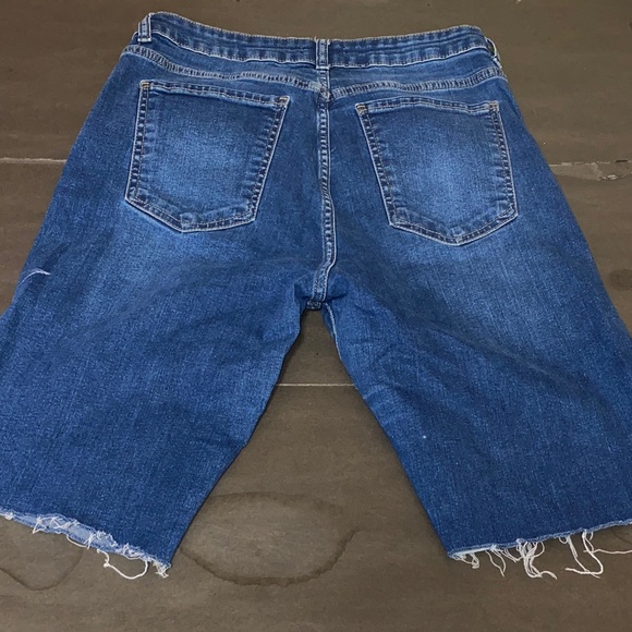 Forever 21 Size 29 Distressed Denim Jean Shorts - Picture 3 of 9